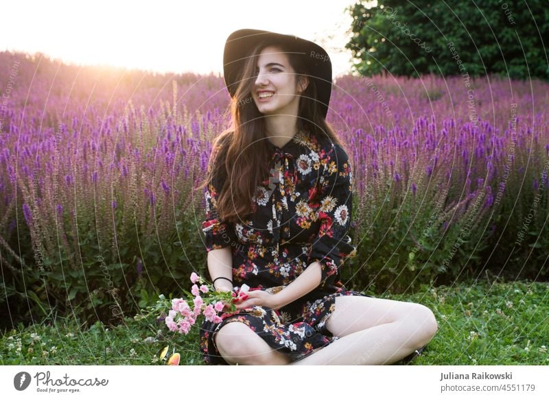 Lächelnde Frau im Lavendelfeld Junge Frau Porträt feminin Erwachsene Jugendliche Mensch Farbfoto 18-30 Jahre Außenaufnahme Tag schön Schwache Tiefenschärfe