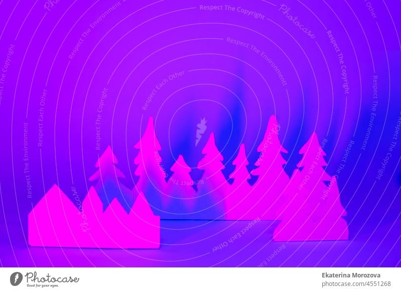 Futuristisches modernes abstraktes frohes neues Jahr 2022, Frohes Weihnachtsfest Konzept. Tannenbaum aus Papier auf Neon hellen violetten blauen Hintergrund, Kopie Raum, Banner für Ihre Website, Einladung, Flyer