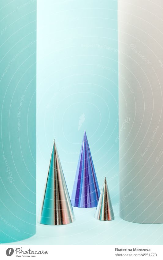 Futuristisches modernes abstraktes Frohes Neues Jahr 2022, Merry Chrstmas Konzept. Tannenbaum aus Hologramm-Papier auf pastellfarbenem Hintergrund, Kopierraum, Banner für Ihre Website, Einladung, Flugblatt