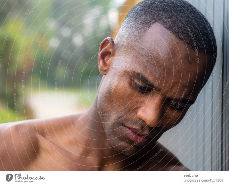 porträt eines jungen oben-ohne-athetischen afrikanischen mannes im freien Afro-Look Afrikanisch Amerikaner Mann männlich Ausdruck ohne Hemd oben ohne Hände