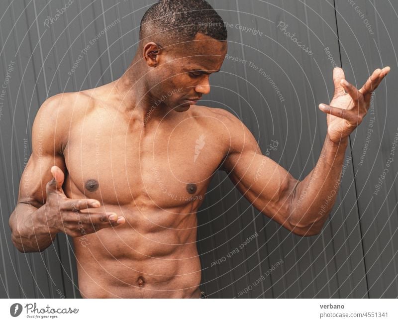 porträt eines jungen oben-ohne-athetischen afrikanischen mannes Afro-Look Afrikanisch Amerikaner Mann männlich Ausdruck ohne Hemd oben ohne Hände muskulös