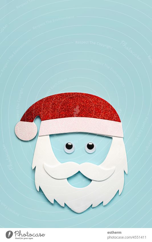 Fröhliche Weihnachten. Weihnachtsmann-Maske mit falschen Augen und Kopie Raum. Weihnachten Konzept Hintergrund Spaß Feier Weihnachtsgeschenk Weihnachtsball