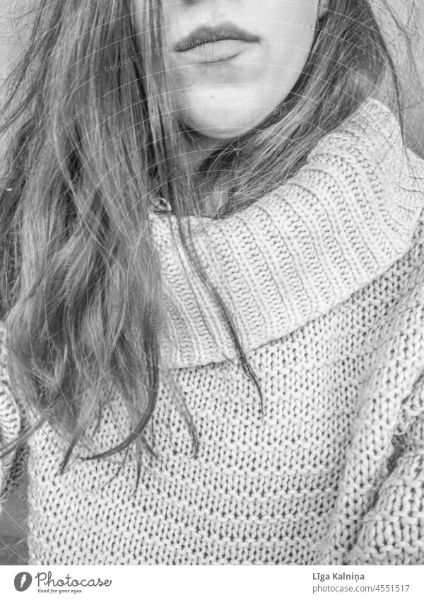 Kuscheliger Pullover Bekleidung Strickpullover Mode Mensch gestrickt stricken Frau Herbst feminin Erwachsene Wolle Innenaufnahme weich Strickwaren Farbfoto
