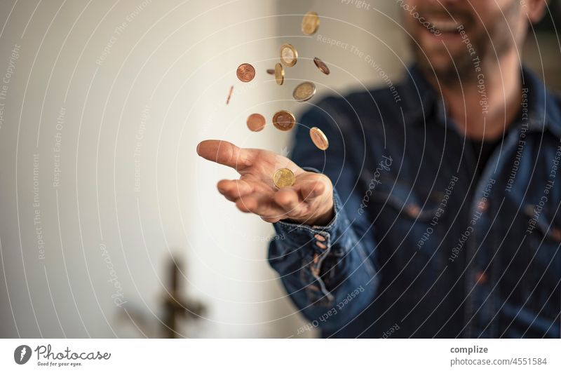 Ein Mann wirft Geldmünzen in die Luft Münzen Euro Einkommen Wirtschaft Geldinstitut Glücksspiel verschwenden werfen Eurozeichen Hand Erfolg Business