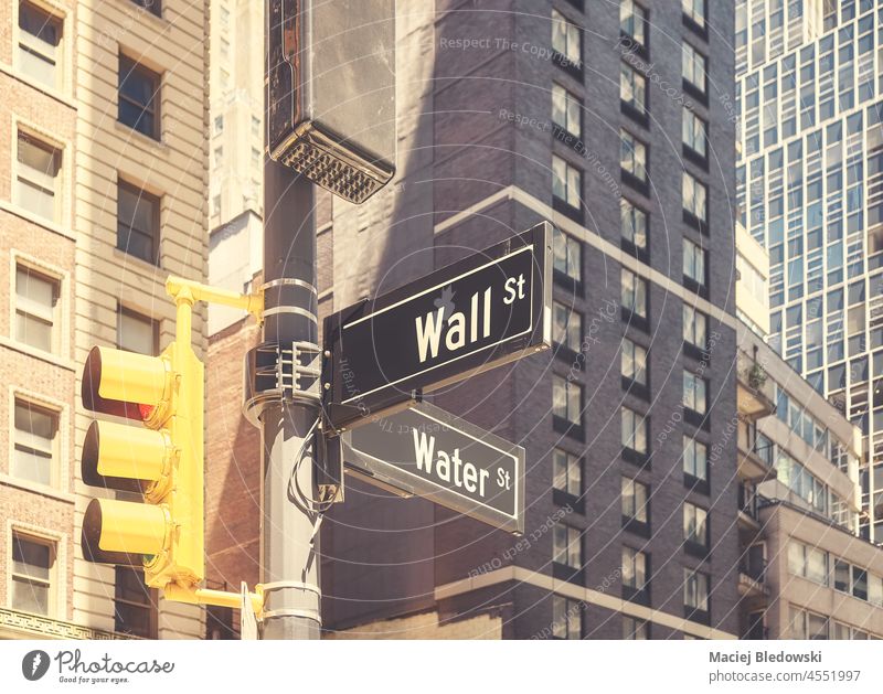 Ampelmast mit Wall Street und Water Street im Stadtzentrum von New York, farbig getönt, USA. Großstadt New York State Ampeln Manhattan Wasserstraße