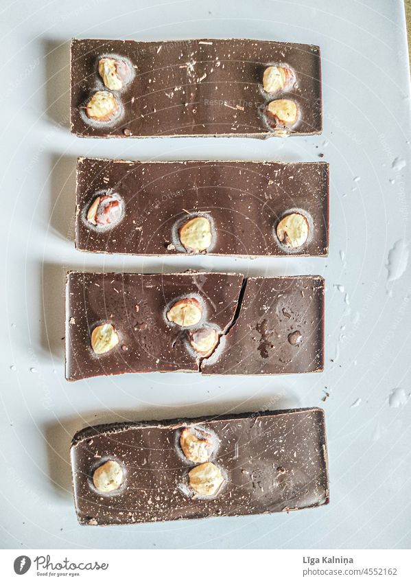 Geschnittene Schokolade mit Nüssen Schokoladenkuchen Dessert Lebensmittel süß lecker Bonbon braun Schwache Tiefenschärfe Nahaufnahme Ernährung Foodfotografie