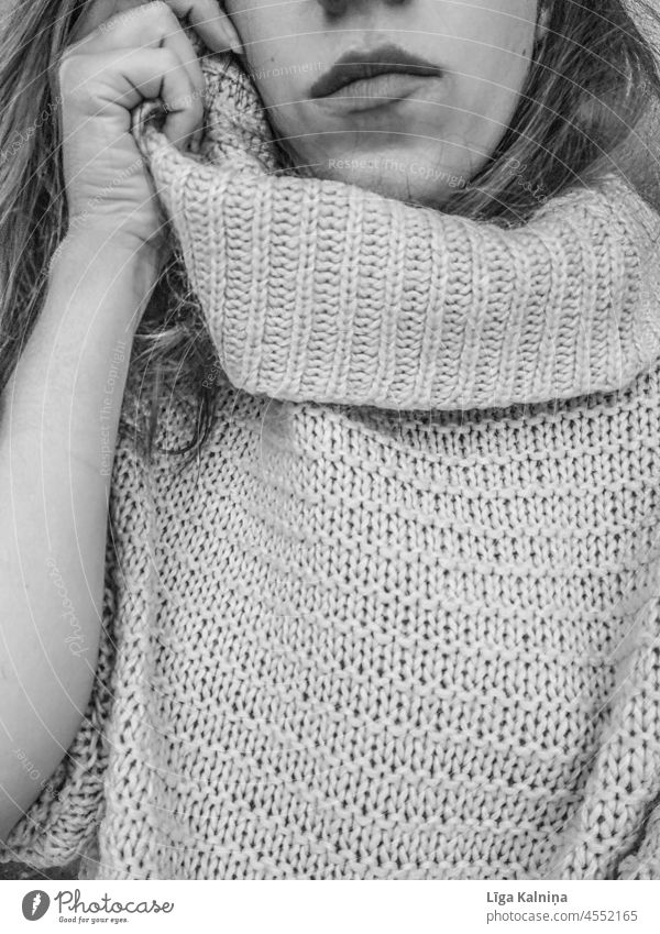 Frau in einem übergroßen Pullover Strickpullover feminin Wärme Bekleidung gestrickt Mode Wolle weich Erwachsene Mensch Oberkörper gemütlich Menschenleer