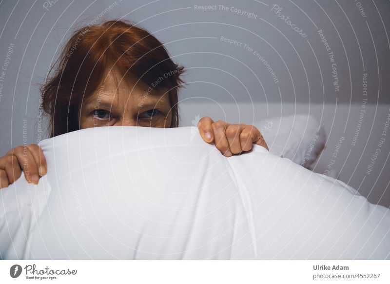 Huch 😱| Frau versteckt sich hinter einer Bettdecke Angst verstecken Hand Mensch Gesicht Panik Augen Vorsicht Daunendecke Hände Erwachsene weiß ängstlich