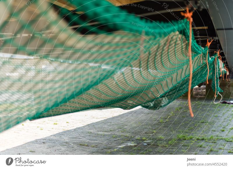 Abgehängtes Netz unter einer Brücke grün Sicherheit Schutz hängen Netzwerk Zusammenhalt Strukturen & Formen Muster Ordnung abstrakt Kunststoff Seil Hamburg