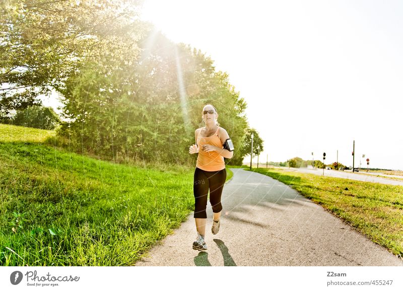 Running Lifestyle Gesundheit Freizeit & Hobby Sommer Sonne Sport Joggen feminin Junge Frau Jugendliche 18-30 Jahre Erwachsene Umwelt Natur Landschaft