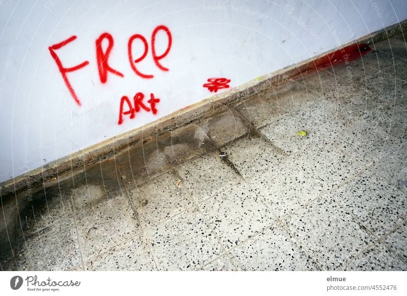 FREE ART wurde in rot an die Wand eines Durchgangs gesprayt / Kunst / Graffito free art englisch freie Kunst Art Forderung Graffiti sprayen Schrift