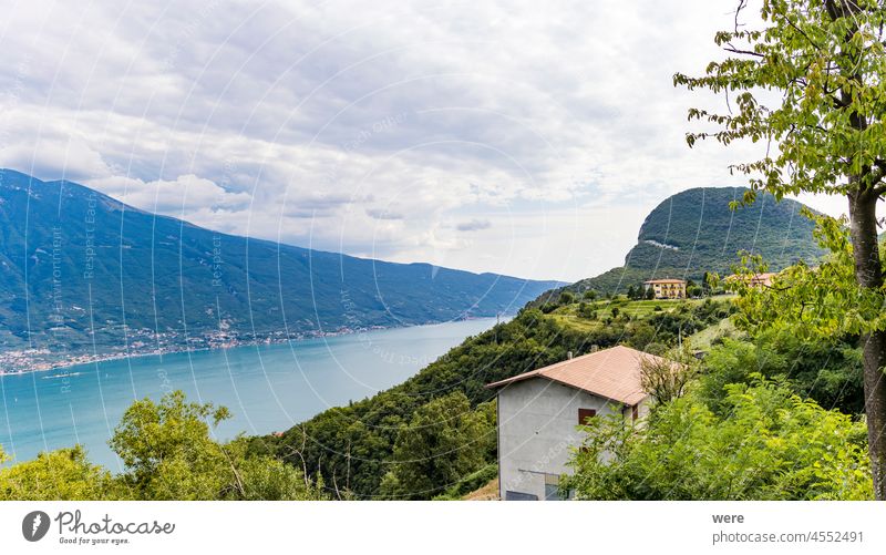 Blick auf den Gardasee von Tremosine aus Gardesana Straße Feiertag italienische Stadt Italien mediterran Erholung Ansicht Textfreiraum Feiertage Italienisch See
