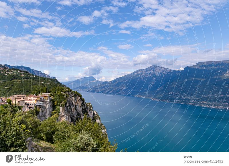 Blick auf den Gardasee von Tremosine aus Gardesana Straße Feiertag italienische Stadt Italien mediterran Erholung Ansicht Textfreiraum Feiertage Italienisch See