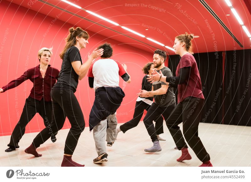Gruppe von Theaterschülern in der Ausdrucksklasse expressiv Schüler Wohlbefinden Tänzer Vorstellungskraft erkunden Sportbekleidung kämpfen Wellness Lernen