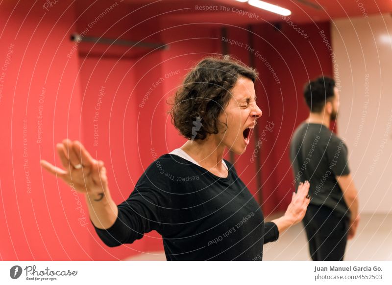 Theaterschüler bei einer Übung, die Emotionen zeigt expressiv Schüler lehren Schrei Lehrer Wohlbefinden Tänzer Vorstellungskraft erkunden Sportbekleidung