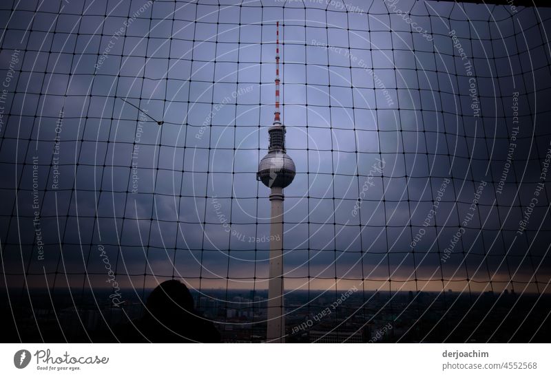 Die Schönheit im Auge des Betrachters / Berliner Fernsehturm hinter einem Netz, am Abend. Skyline Stadtbild Alexanderplatz Farbfoto Stadtzentrum Hauptstadt