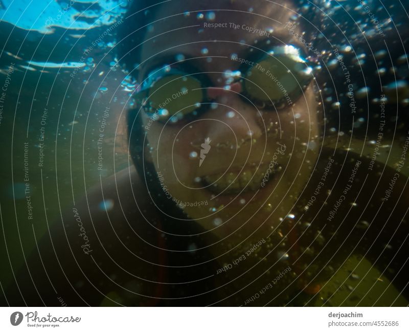 Am liebsten bin ich unter Wasser. Unterwasser trüb Bewegung Porträt Erholung freizeit Sport sportlich lachen Punktschrift Wassersport Mädchen Schwimmende Wärme