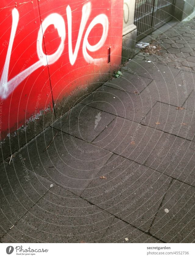 Tatsächlich Liebe Graffiti Bürgersteig Hauswand Gebäude Wand Fassade rot weiß Farbfoto Außenaufnahme Weihnachten romantisch Love Schriftzeichen Wort Englisch