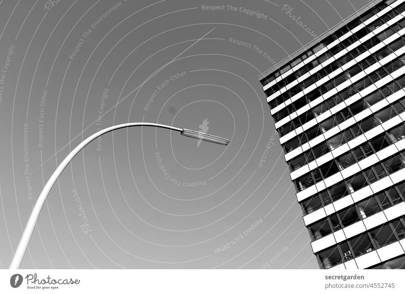 A Hamburg Schwarzweißfoto Himmel Architektur Straßenlaterne Kondenzstreifen Flugzeug Außenaufnahme schräg Menschenleer Gebäude Stadt Tag Fassade Schönes Wetter
