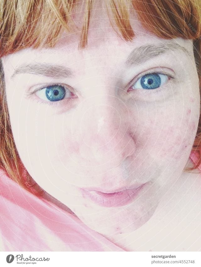 So sieht sie aus, die ungeschminkte, blasse Wahrheit (Blue Eyes Monday) Frau rothaarig Gesicht blaue Augen Porträt Portrait Erwachsene feminin schön nackt