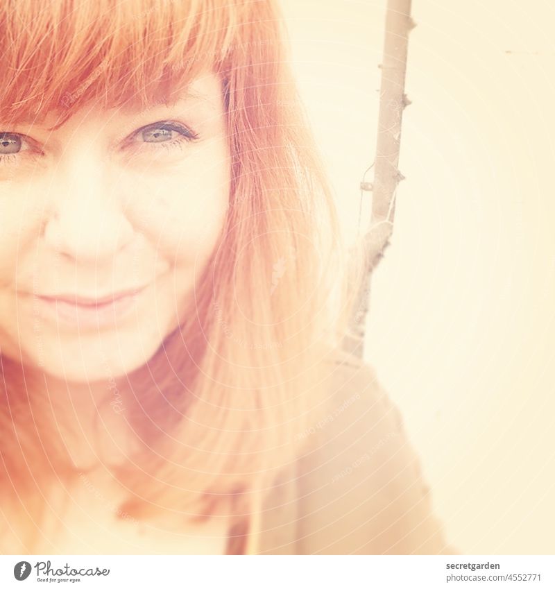 Im Zweifel für den Zweifel selfie Gesicht Frau rothaarig Haare Lächeln Sommer hell Grübchen Erwachsene Porträt Haare & Frisuren schön Farbfoto Junge Frau