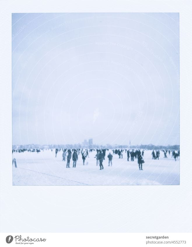 Winterwonderland Alster Hamburg kalt Polaroid analog Menschenmenge blau weiss kahl Eis zugefroren Eisdecke Himmel Wolken Wintertag Winterurlaub Winterstimmung