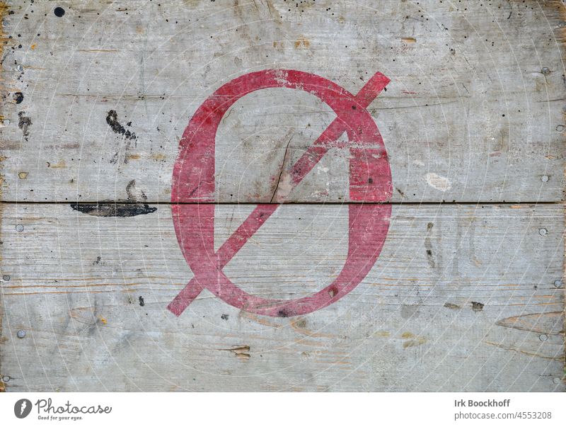Holzkiste bedruckt mit dem dänischen Buchstaben Ø für Insel Zeichen Schilder & Markierungen O Strukturen & Formen Menschenleer abstrakt Totale Identität simpel