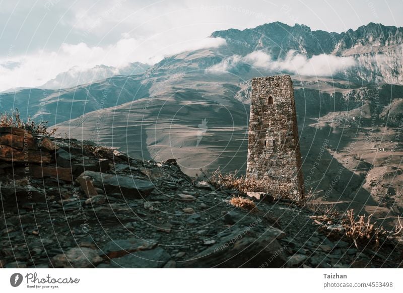 Steinturm in den Bergen.  Nord-Ossetien Alanien, Russland Turm Kaukasus Kultur Alanen hoch Landschaft schön Ansicht erstaunlich Natur reisen wandern Tourismus