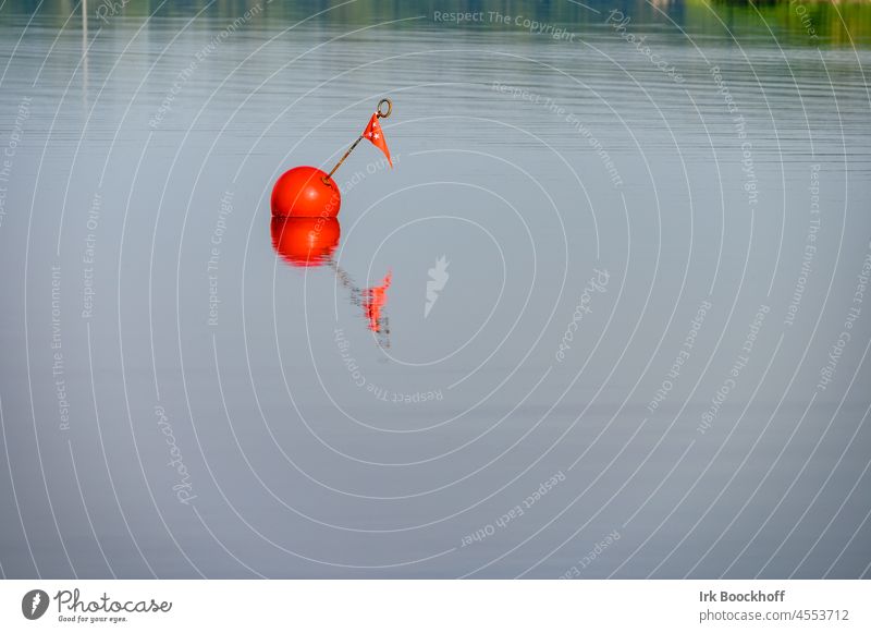 Rote Ankerboje bei spiegelglattem Wasser orange rot Signal Signalfarbe Achtsamkeit achtsam Nahaufnahme Im Wasser treiben Freizeit & Hobby