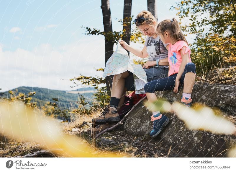 Familienausflug in die Berge. Mutter und ihre Tochter prüfen eine Karte Ausflug Urlaub Sommer Landkarte Berge u. Gebirge Wanderung reisen aktiv Nachlauf