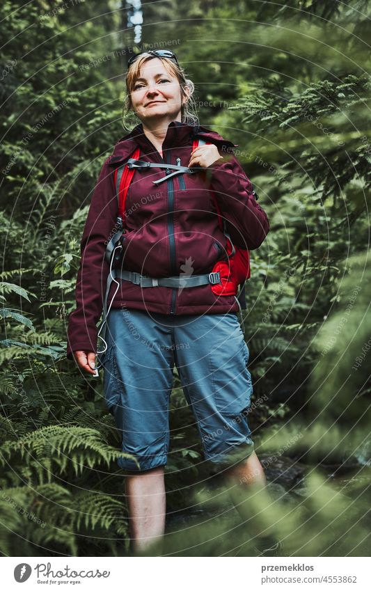 Frau mit Rucksack wandern im Wald, aktiv verbringen Sommerurlaub in der Nähe der Natur Abenteuer Ausflug reisen Urlaub Reise Trekking Berge u. Gebirge Fernweh