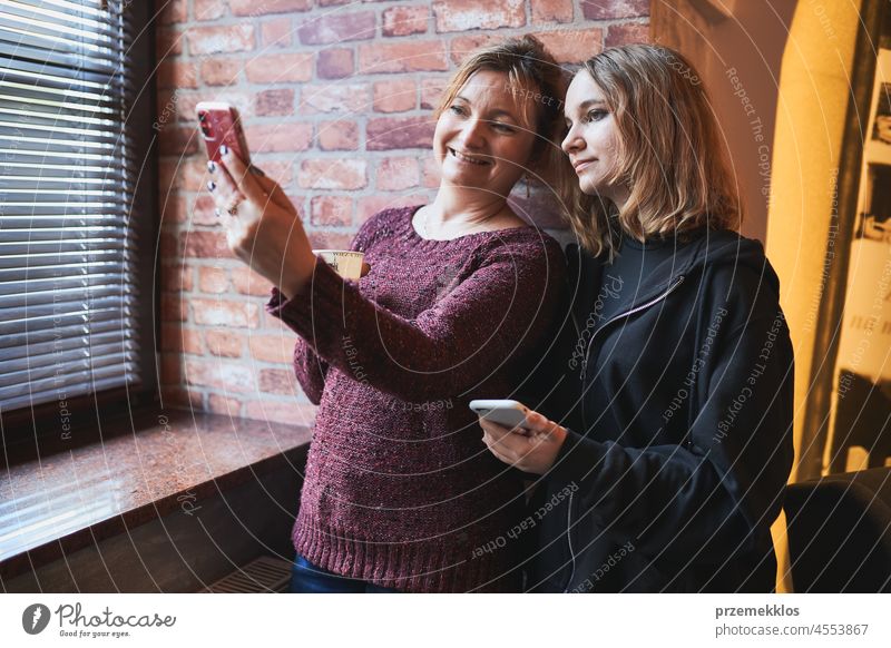 Frauen führen einen Videoanruf mit dem Mobiltelefon.  Aufnahme eines Selfie-Fotos mit einem Smartphone Anruf benutzend Mobile Anschluss online aus der Ferne