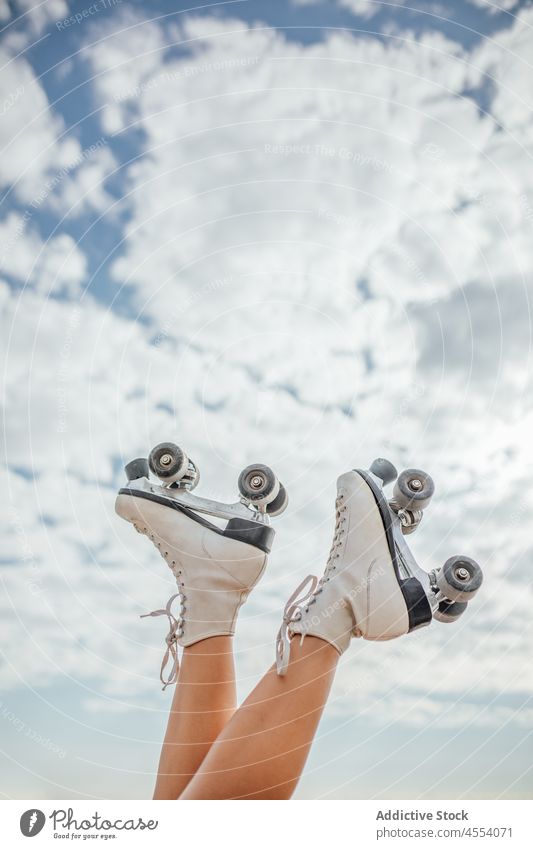 Beine einer unerkennbaren Rollschuhfahrerin Frau Rollerskate Straße sportlich Hobby Aktivität Gesunder Lebensstil Bein angehoben Wohlbefinden Blauer Himmel