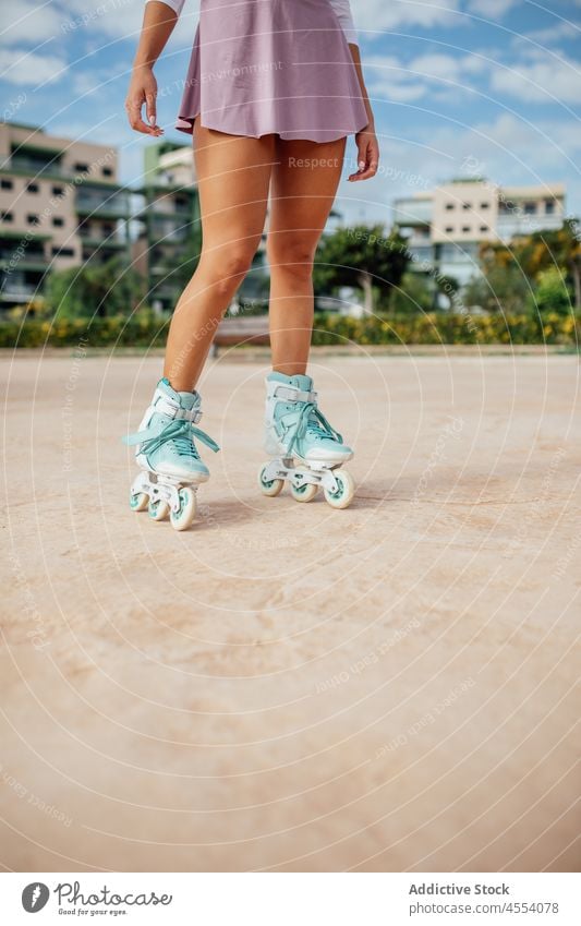 Unbekannter Rollschuhfahrer auf der Straße Frau Rollerskate sportlich Hobby Bürgersteig Training Aktivität Gesunder Lebensstil Wohlbefinden passen Sommer