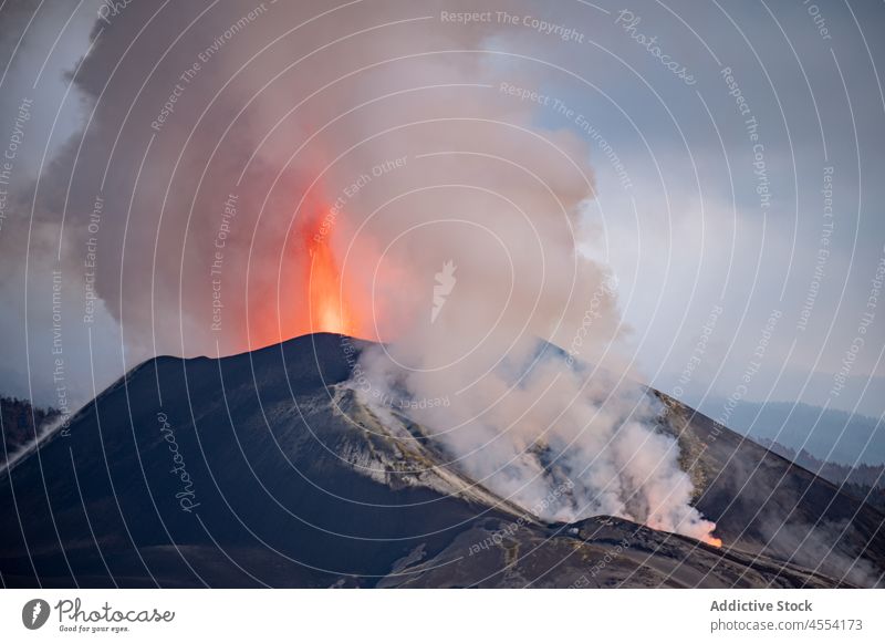 Vulkanausbruch mit dichtem Rauch auf den Kanarischen Inseln Berge u. Gebirge ausbrechen Magma Lava Landschaft Dampf Hochland Ambitus Verdunstung Berghang heiß