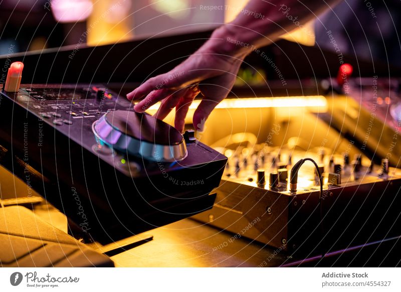 Crop DJ mischt Musik am Tresen in einem Club Mann mischen Plattenteller dj Nachtclub Party Klang Mixer ausführen Audio festlich unterhalten Nachtleben männlich