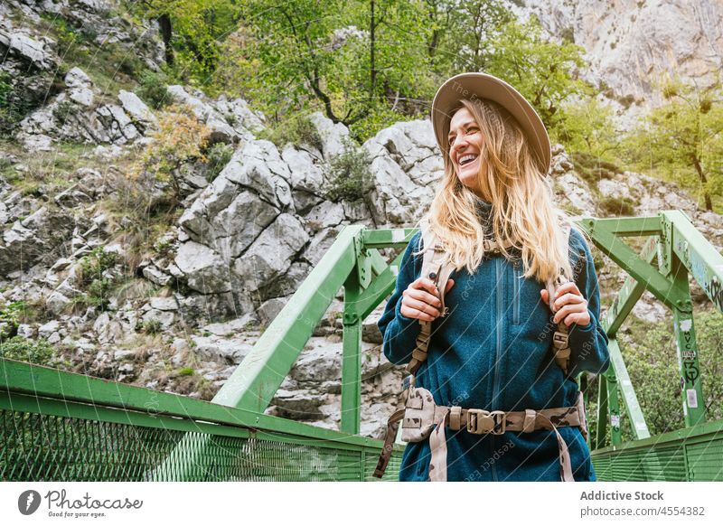 Frau geht auf Brücke in bergigem Gelände Tourist Berge u. Gebirge bewundern Natur erkunden Klippe felsig Trekking Rucksack Hochland Landschaft Tourismus Kamm