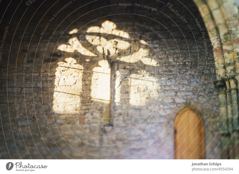Licht vom Kirchenfenster an der Barfüßerkirche in Erfurt sakral Architektur Heilig Lichtschein Lichterscheinung Schatten Mauer alt Gemäuer Ruine Gotteshaus