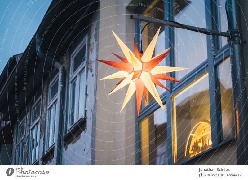 Gasse mit Weihnachtssternen in Erfurt Schwache Tiefenschärfe Licht Dämmerung Menschenleer Außenaufnahme Tilt-Shift Frieden Abend Laterne Thüringen Tradition