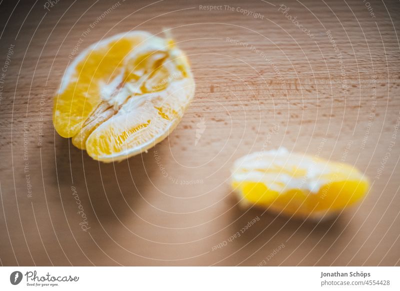Mandarinen auf dem Tisch Weihnachten & Advent Obst gesund vitamine orange Holztisch Nahaufnahme gelb Lebensmittel Frucht frisch Gesunde Ernährung lecker