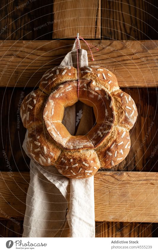 Dekoratives Brot hängt an der Wand gebacken Brotlaib dekorativ Design Stil Lebensmittel Bäckerei selbstgemacht heimisch lecker Küche hölzern heimwärts Muster