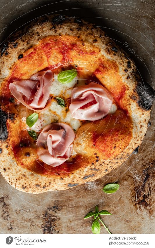Pizza mit Schinken und Käse und Basilikum Lebensmittel appetitlich lecker geschmackvoll ganz Italienisch Brandwunde Fastfood Küche kulinarisch Ernährung