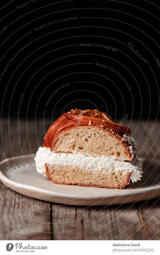 Stück Königskuchen auf Teller Roscon de reyes Kuchen Dessert Lebensmittel Spielfigur Scheibe Zeug Sahne süß lecker Spanisch geschmackvoll hölzern organisch