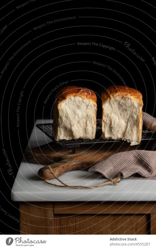 Sandwichbrot-Hälften im dunklen Raum Brot Split Belegtes Brot geschmackvoll gebacken lecker Lebensmittel Brotlaib appetitlich Grillrost Ernährung Tablett