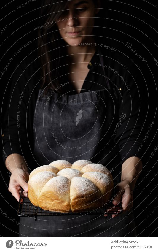 Crop Cook mit gebackenen Brötchen auf Grillschale Bäcker Frau Koch Brot geschmackvoll lecker Lebensmittel appetitlich Grillrost Tablett Küchenchef