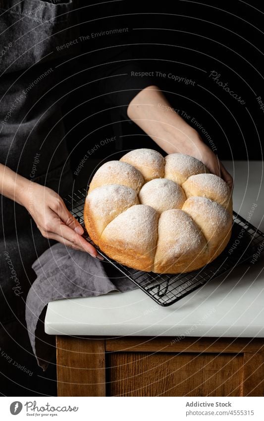 Crop Cook mit gebackenen Brötchen auf Grillschale Bäcker Koch Brot geschmackvoll lecker Lebensmittel appetitlich Grillrost Tablett Küchenchef