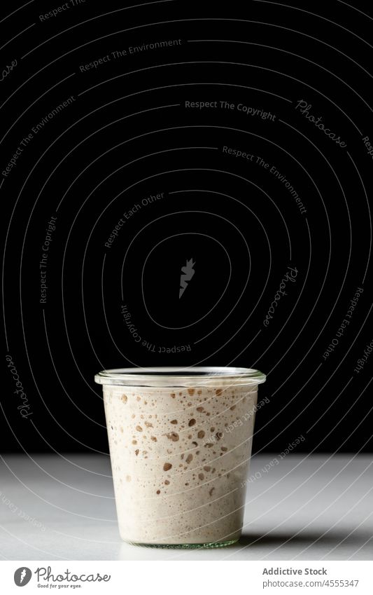 Weiße Schale mit Sauerteigstarter und Glasdeckel Tasse Schalen & Schüsseln Deckel Anlasser Design Dessert Dekor Getränk Container Glaswaren Objekt Farbe Vorteig