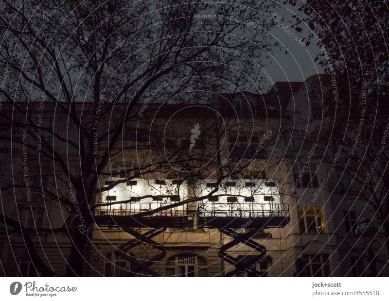 surreal | Filmset wird in der Dunkelheit beleuchtet Filmindustrie Hebevorrichtung Fassade Dreharbeit leuchten Kunstlicht Nacht Podest Lichterscheinung