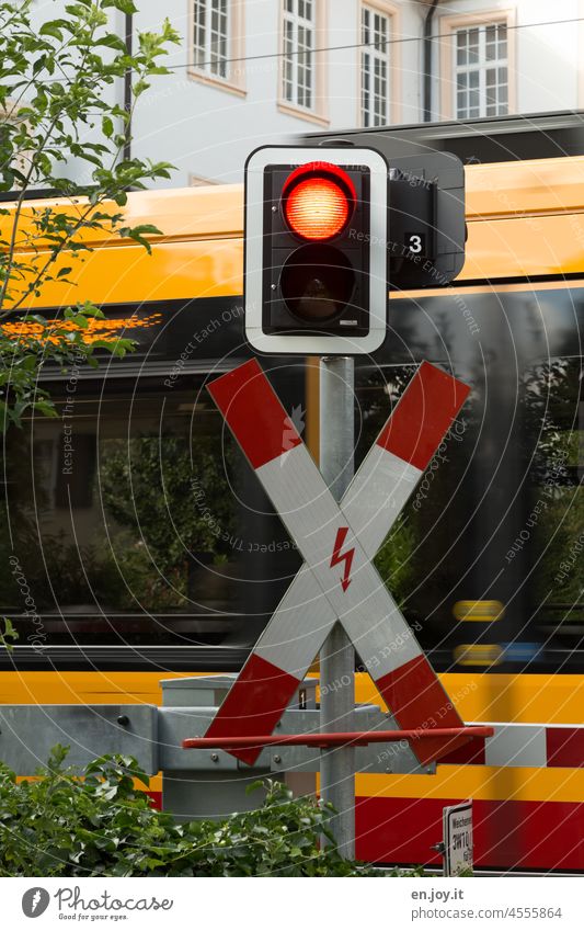 Andreaskreuz mit Ampel vor Straßenbahn rot rote ampel Verkehr Verkehrszeichen Verkehrswege Signal Sicherheit Mobilität Verkehrsschild Symbole & Metaphern