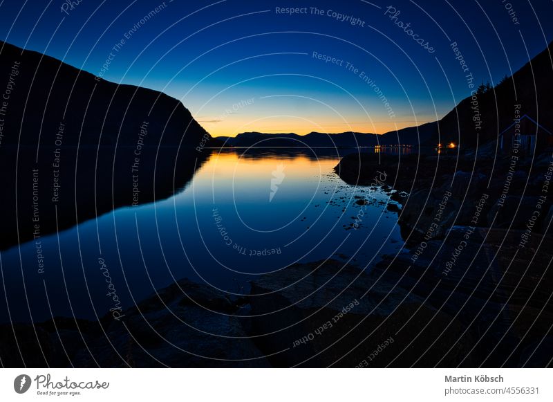 Angelurlaub in Selje Norwegen. die blaue Stunde auf dem Fjord. Berge u. Gebirge Wasser Windstille Natur Ansicht Lebendige Farbe dunkel ruhige Umgebung
